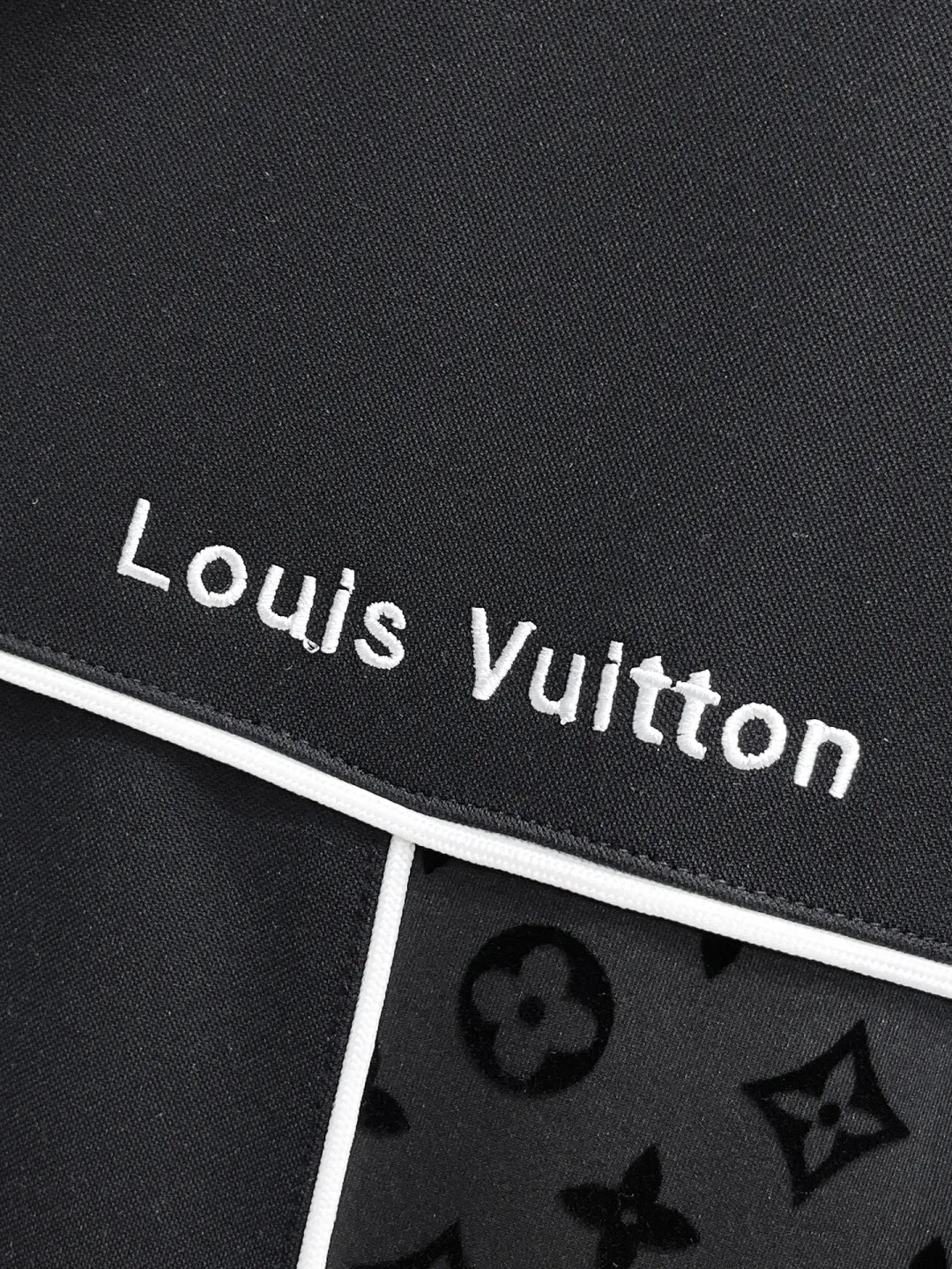 🅿️720 LV 2025 autumn and winter new counter casual suit, breathable, comfortable and casual! Full of high-end feel! The details are exquisite and high-end, and the workmanship is impeccable! The original high-end fabric is very high-end! The fabric is crisp, anti-wrinkle and wear-resistant, warm, neat and stylish. Everyone must buy a set this autumn and winter. They must look cool and handsome when wearing it. We specially recommend the size M-3XLC30